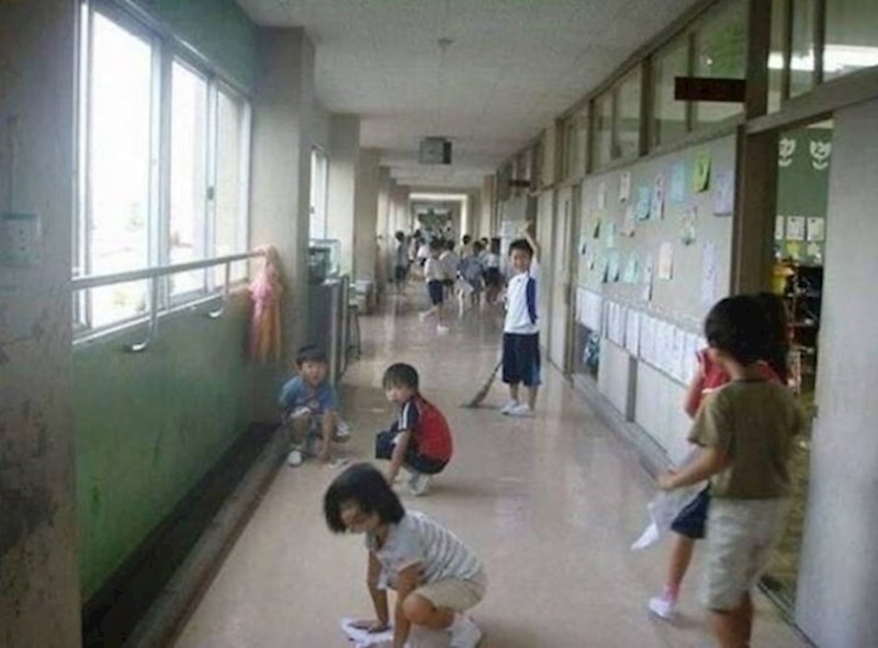 19. Isto to moraju raditi i školarci nakon nastave - tradicija nalaže da i oni pomažu u održavanju škole čistom