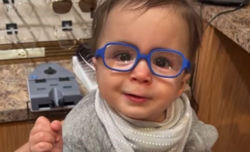 Dječak je prvi put progledao kroz dioptrijske naočale, snimka njegove reakcije obišla je svijet