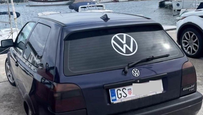 Vozač je na svoga Golfa nalijepio poruku koja bi mogla uzrujati mnoge muškarce, morate vidjeti