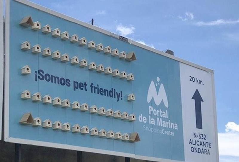 3. Ovaj shopping centar postavio je kućice za ptice na plakat uz poruku da su kućni ljubimci dobrodošli unutra