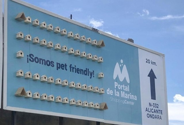 3. Ovaj shopping centar postavio je kućice za ptice na plakat uz poruku da su kućni ljubimci dobrodošli unutra