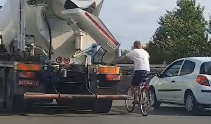Regijom se širi suluda snimka iz Srbije, nećete vjerovati kad vidite što je izveo ovaj biciklist