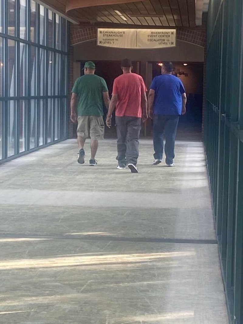 1. Netko je primijetio tipove koji su slučajno obučeni kao likovi iz crtića Alvin i vjeverice