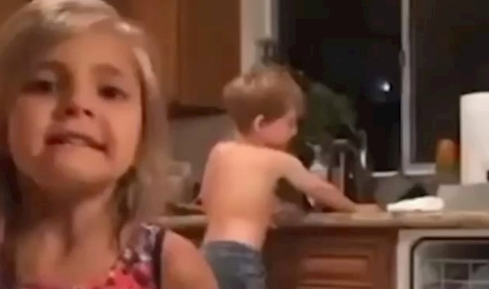 Djeca su htjela pomoći mami s kućanskim poslovima, snimka je postala viralna zbog urnebesnog detalja