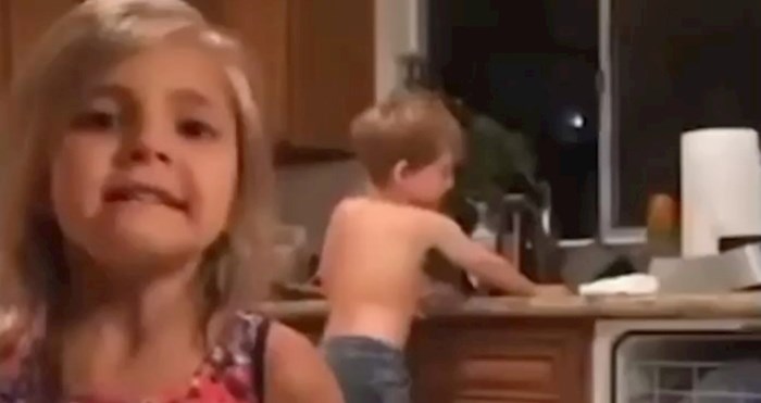 Djeca su htjela pomoći mami s kućanskim poslovima, snimka je postala viralna zbog urnebesnog detalja