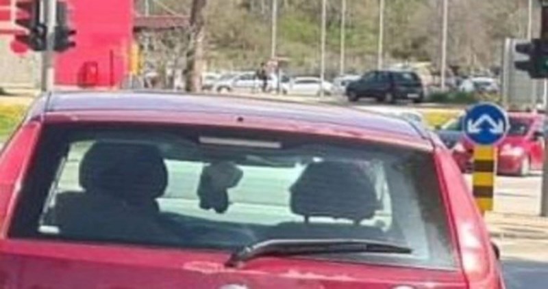 Tip iz Zadra na auto je zalijepio pomalo čudnu naljepnicu i postao hit na Fejsu, morate vidjeti