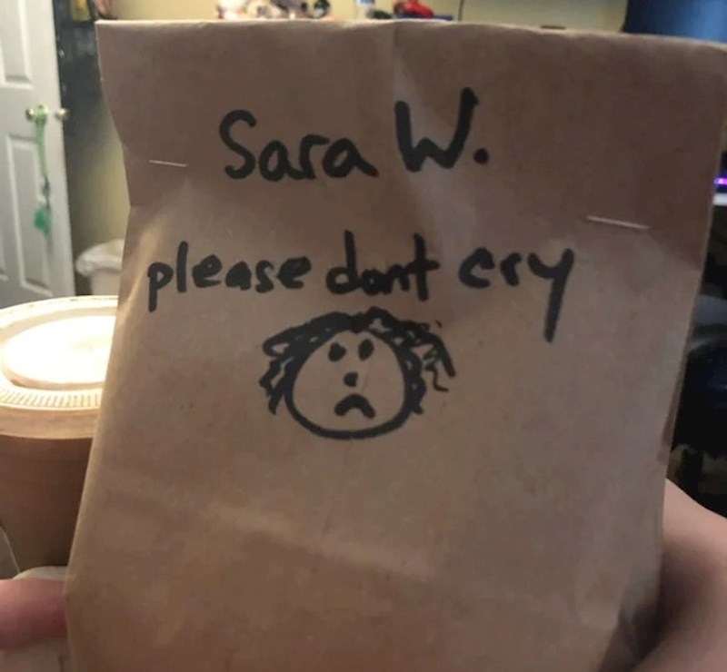 9. Zamolila je da joj ne stave kečap na pecivo, inače će se rasplakati. Ovo su joj napisali.