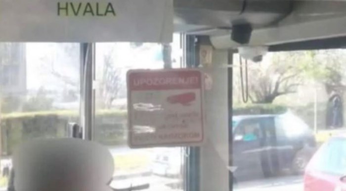 Vozač autobusa zbunio je putnike čudnim porukama ispred svoje kabine, ovo je teški Balkan