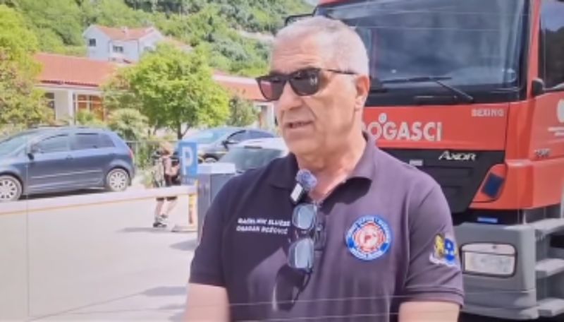 Vatrogasac je davao izjavu za TV, no scena u pozadini ukrala je cijeli show. Ovo je hit!