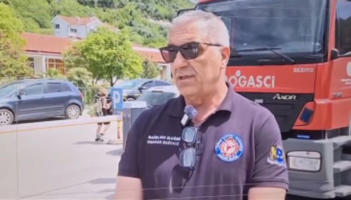 Vatrogasac je davao izjavu za TV, no scena u pozadini ukrala je cijeli show. Ovo je hit!