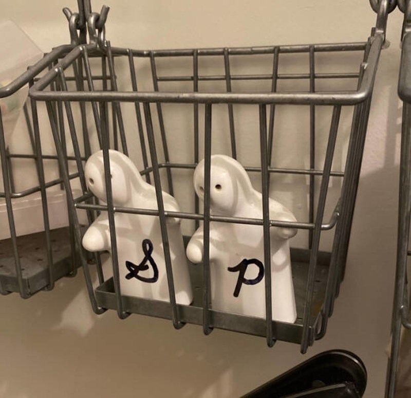 5. Posudice za sol i papar izgledaju kao da su u zatvoru