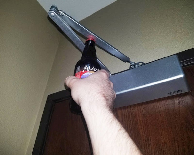 3. Hotelska soba nije imala otvarač za boce