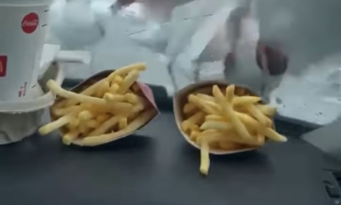 Žene su odložile hranu na vjetrobransko staklo, snimka onoga što je uslijedilo obišla je svijet
