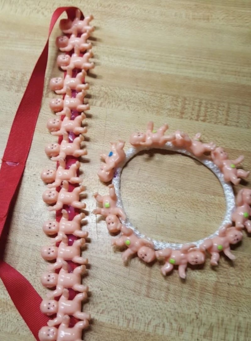 6. Moja prijateljica izrađuje nakin. Poklonila mi je ovu "ogrlicu" i "narukvicu".