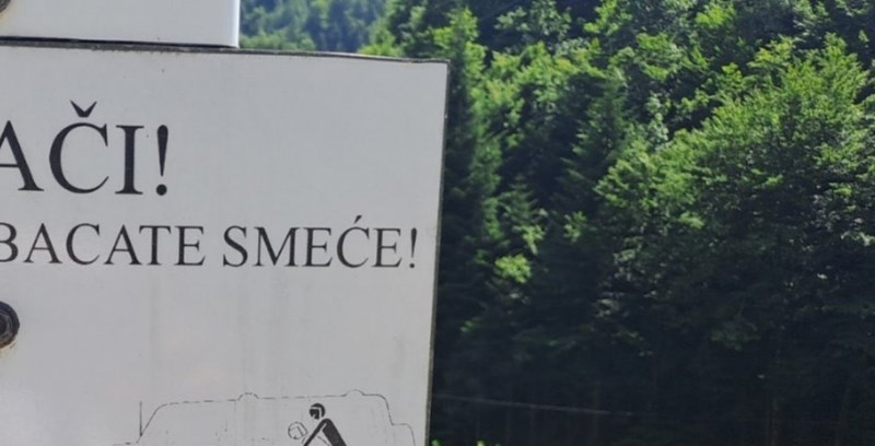 Netko je usred šume primijetio tablu za ljude koji tamo dolaze autima noću, urnebesna je