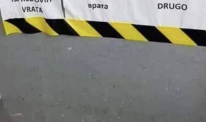 Trojezični natpisi pred stambenom zgradom nasmijali su cijeli Balkan, odmah ćete vidjeti zašto