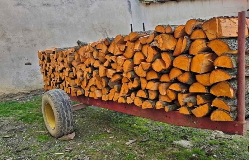 Nečiji oglas za prodaju drva privukao je pažnju zbog bizarnog detalja, morate vidjeti ovaj hit