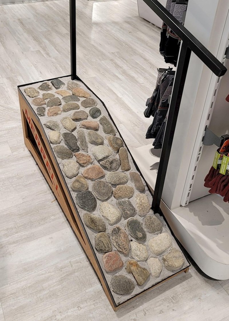 8. Trgovina koja ima kamenu rampu za isprobavanje čizama za penjanje