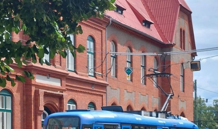 U češkom gradu Ostrava pokvario se tramvaj, fotka je postala hit zbog onoga što su napravili putnici