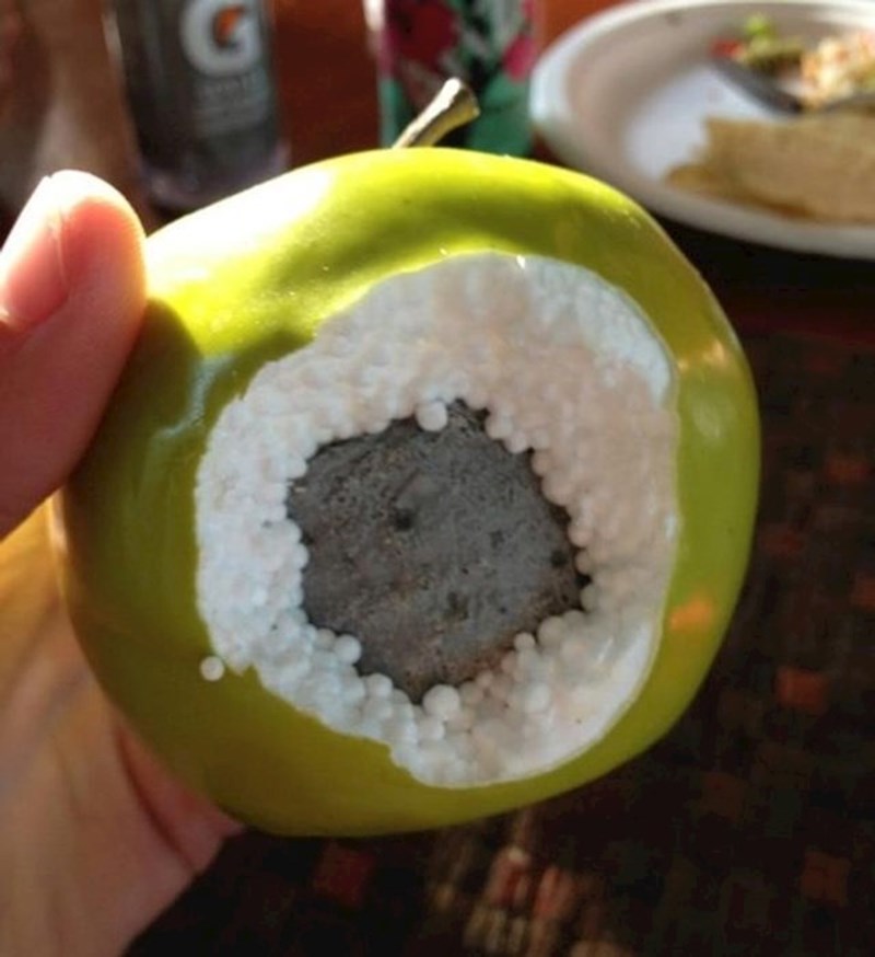 Netko jako gladan tko je slučajno zagrizao umjetno voće