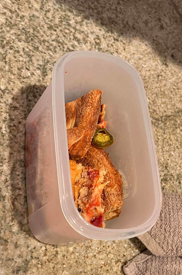 7. Ovako moja žena sprema ostatke pizze
