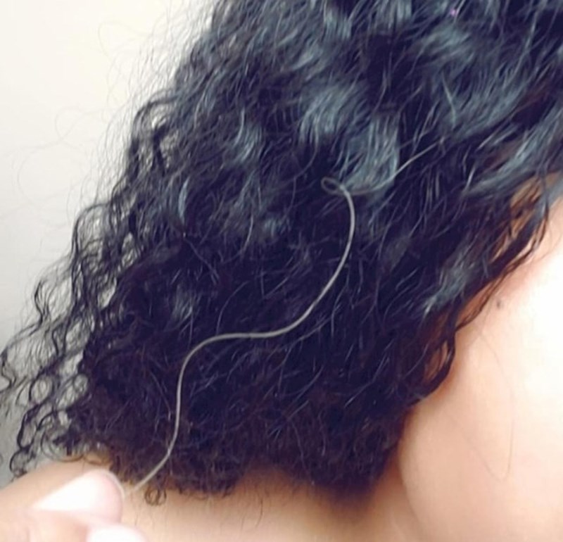 Perika koju je naručila imala je sijede dlake.