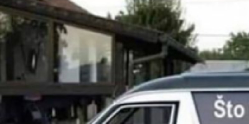 Fotka bizarnog natpisa na pogrebnom vozilu hit je u regiji, ne otvarajte ako ne volite crni humor