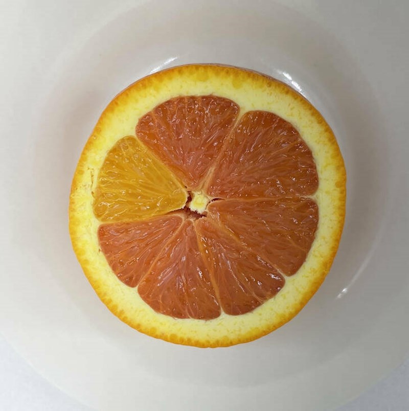 2. Jedan mali dio naranče je žut