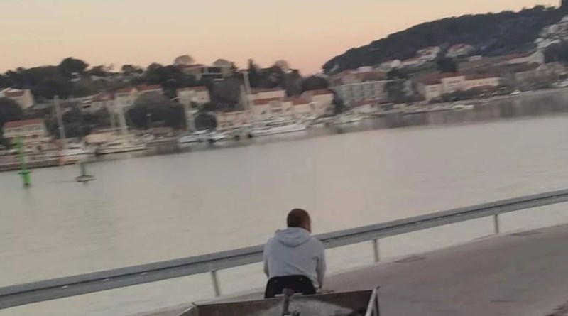 Prizor iz Dalmacije oduševio je ljude na Fejsu, sve će vam biti jasno kad vidite natpis na vozilu