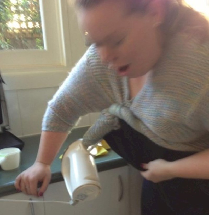 Žena kojoj se mikser zapleo u džemper.