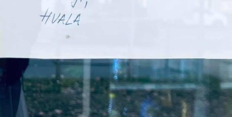 Pred trgovinom je osvanula molba za roditelje djece koja dolaze bez pratnje, ljudi su zgroženi