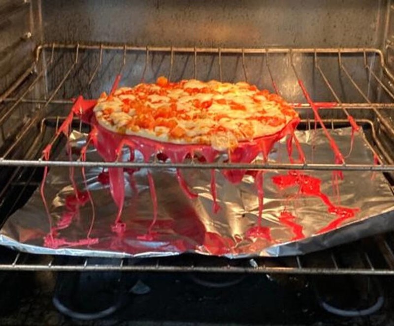 4. Moj mlađi brat pokušao je napraviti pizzu