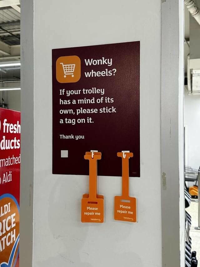 7. Supermarket u Velikoj Britaniji ima oznake za kolica koja ne rade najbolje
