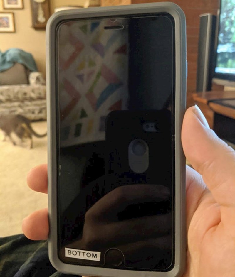 12. Moj tata si je označio donju stranu mobitela jer se stalno buni