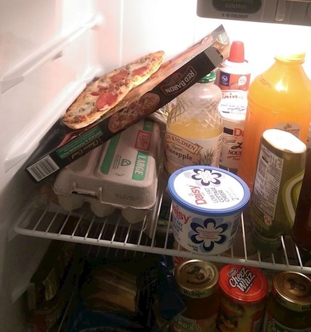 5. Zamolila sam dečka da posloži u frižider namirnice koje smo kupili u dućanu. Nije me razočarao.