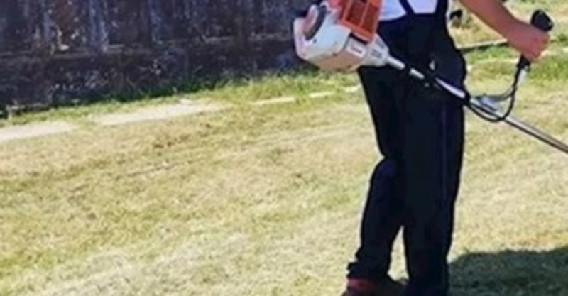 Tip je smislio urnebesnu metodu zaštite od sunca dok kosi i postao hit na Fejsu, ovo morate vidjeti