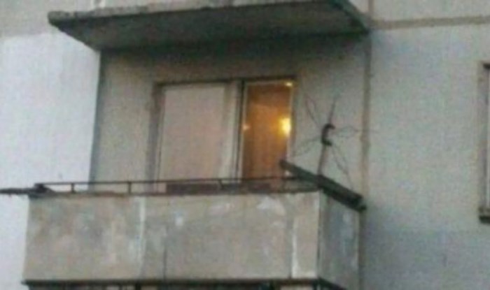 Slučajni prolaznik primijetio je bizaran prizor na jednom balkonu, morate vidjeti što radi ovaj tip