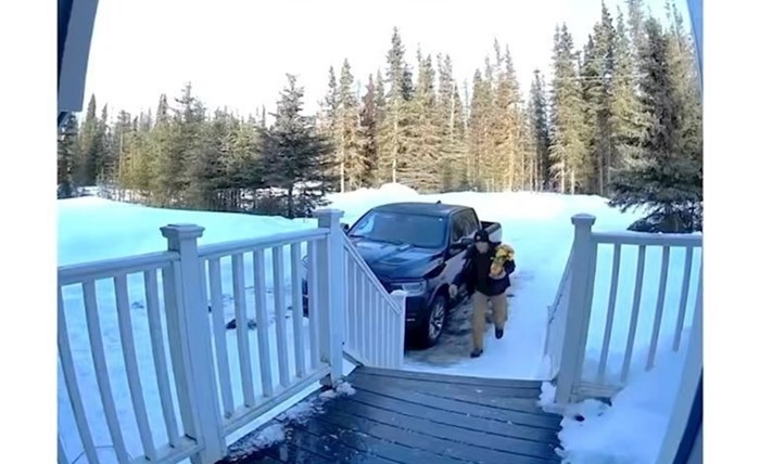 Htio je iznenaditi ženu poklonom i doživio urnebesan neuspjeh, snimka nadzorne kamere je viralni hit