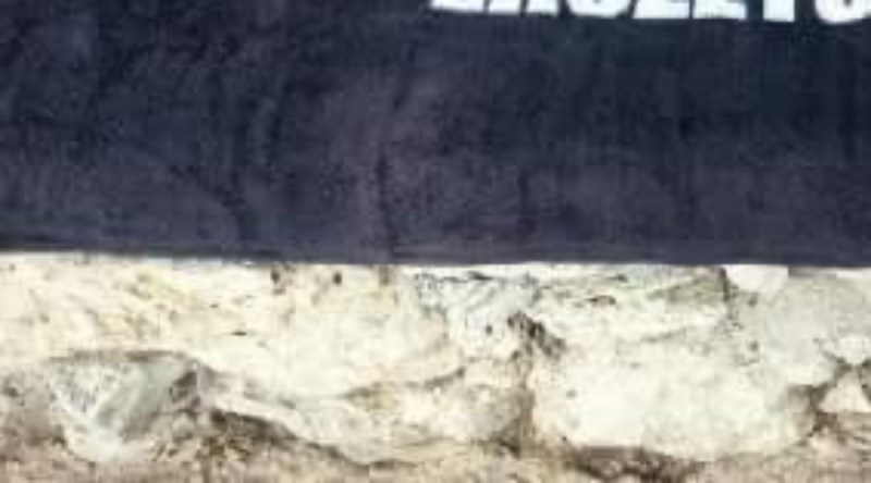 Netko je rezervirao mjesto na zidiću iza plaže, morate vidjeti što piše na ručniku kojeg je ostavio