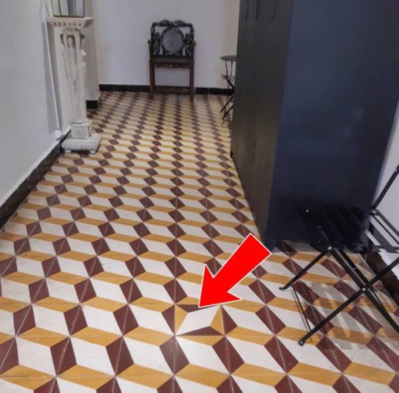 7. Izluđivala me ova pogreška na pločicama u hotelu u kojem sam odsjeo tijekom službenog puta