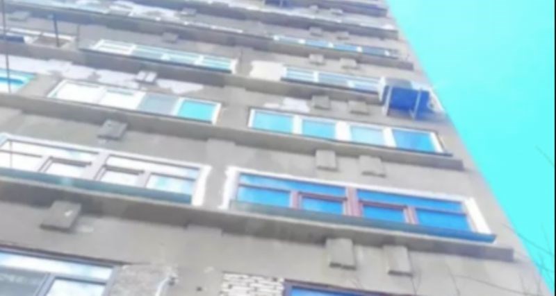 Instalacija ispod nečijeg prozora ostavila je prolaznike bez teksta, morate vidjeti ovaj hit