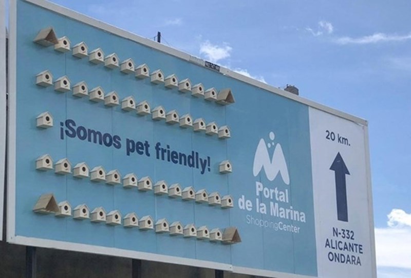 4. Ovaj shopping centar postavio je ptičje kućice na plakat uz poruku da su kućni ljubimci dobrodošli unutra