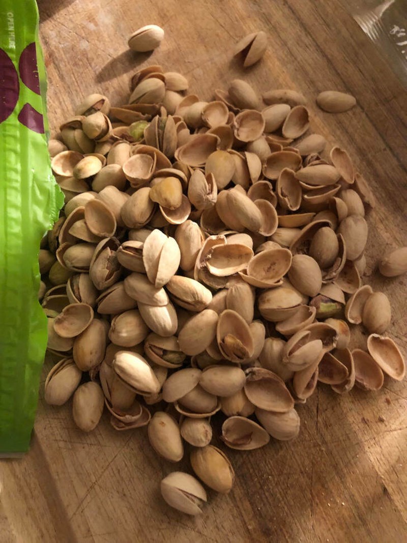 11. Moja žena ne odvaja prazne i pune pistacije