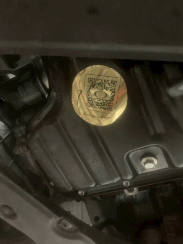 Netko je stavio sticker na mjesto gdje se mijenja ulje, kad ga skeniraš dobiješ ponudu za posao kod konkurencije