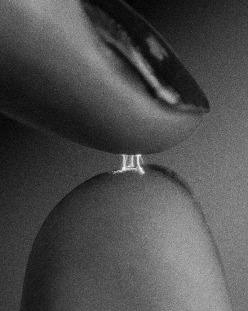 5. Netko je uspio snimiti elektricitet između prstiju.😮