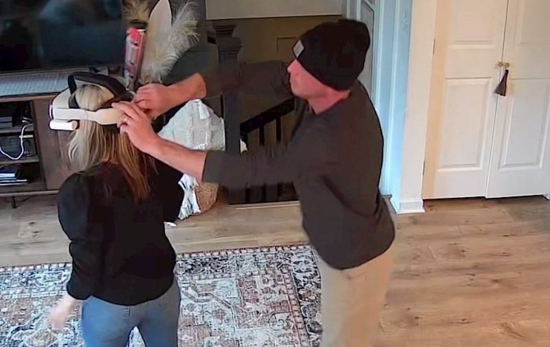 Dečko joj je namještao VR naočale, snimka je hit zbog urnebesne nezgode koja je uslijedila