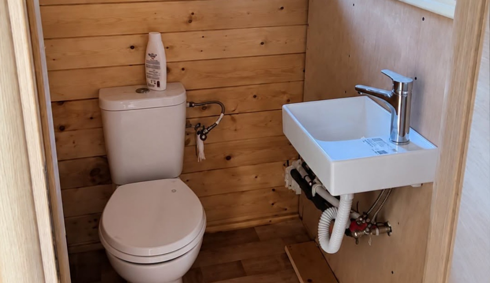 Detalj iz nečije kupaone nasmijao je ekipu s popularne FB stranice, morate vidjeti od čega je prozor