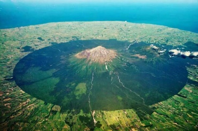 Planina Taranaki na Novom Zelandu. Veliki tamnozeleni krug označava nacionalni park.
