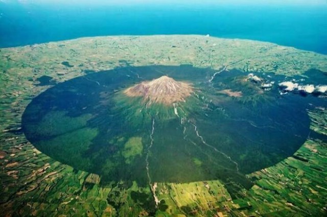 Planina Taranaki na Novom Zelandu. Veliki tamnozeleni krug označava nacionalni park.