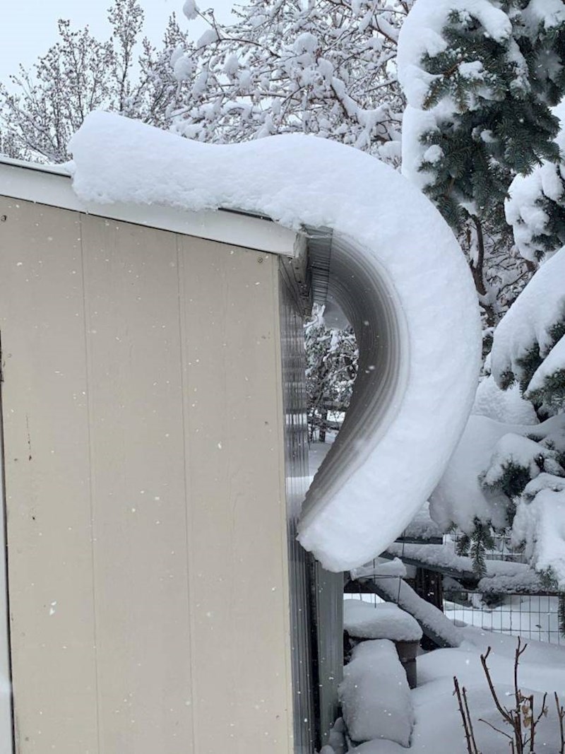 8. Snijeg je skliznuo s krova